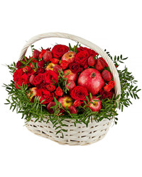 фруктовая корзинка с клубникой